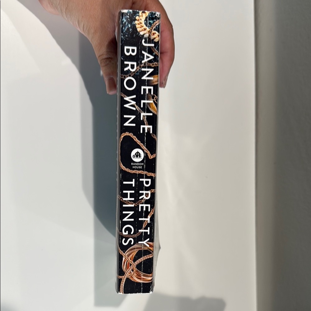 Pretty Things Novel by Janelle Brown - Picture 3 of 4